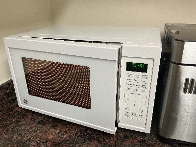 GE 900W Countertop Microwave Oven 2
