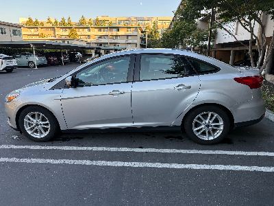 2017 Ford Focus SE Sedan (Low Mileage) 2