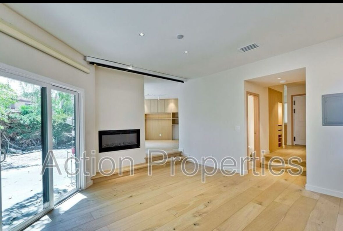 1 Room in a 3BR Townhouse Available Sept 1 2
