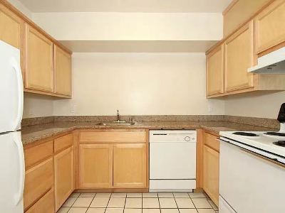 1 bedroom 1 bathroom in a 2b2b apartment for long-term sublet 2