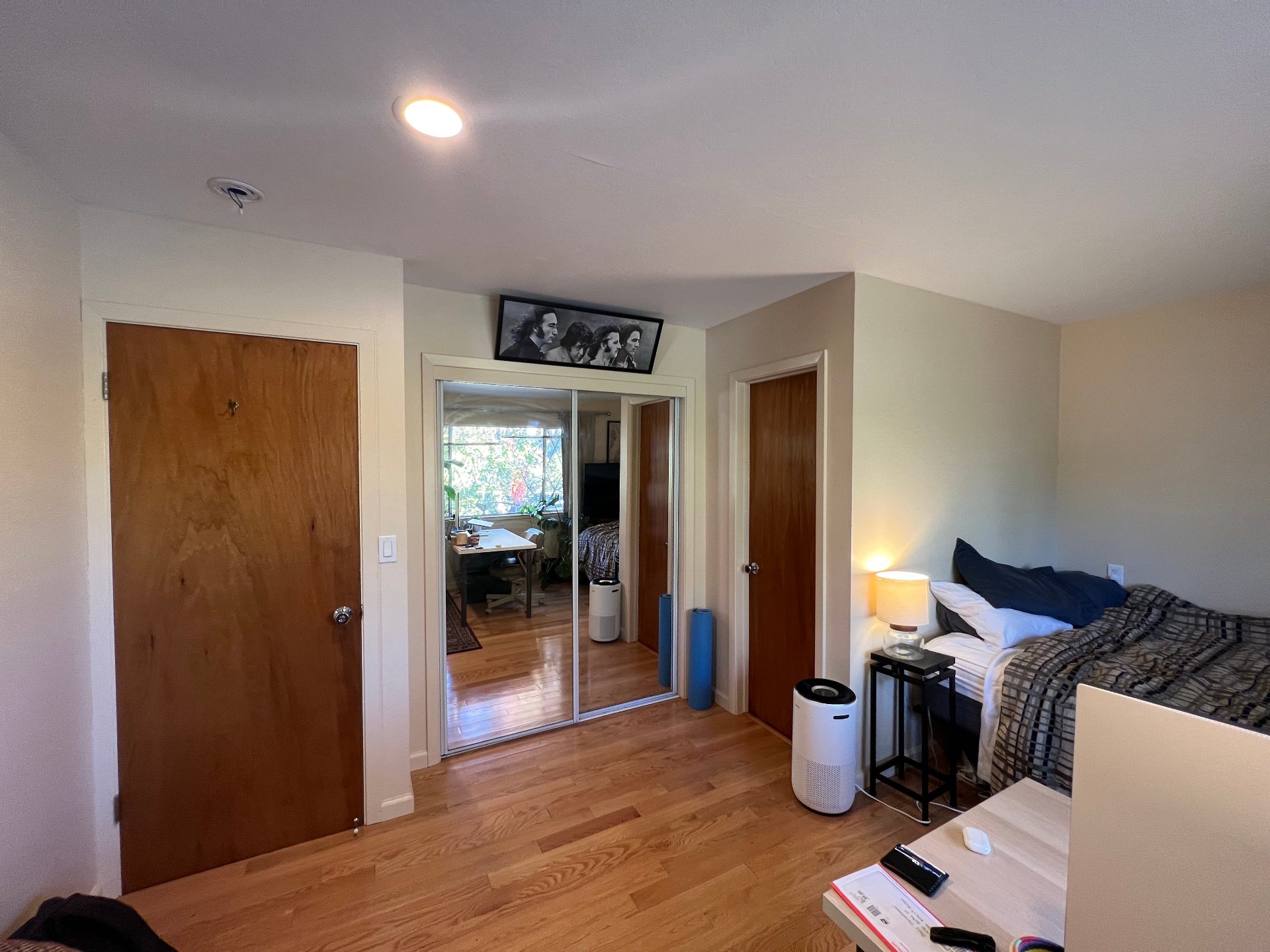 Master bedroom + private bath, 15min bike to campus 3