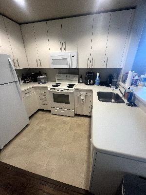 Subletting my sunny 450 ft sq munger studio in the heart of Stanford's campus! Available October 16th - January 4th (dates flexible) 4