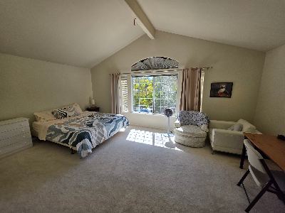 Room for rent with shared bath- Close to Stanford  Research/Industrial Park & Tesla 1