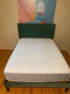 Queen size bed + queen size mattress 1