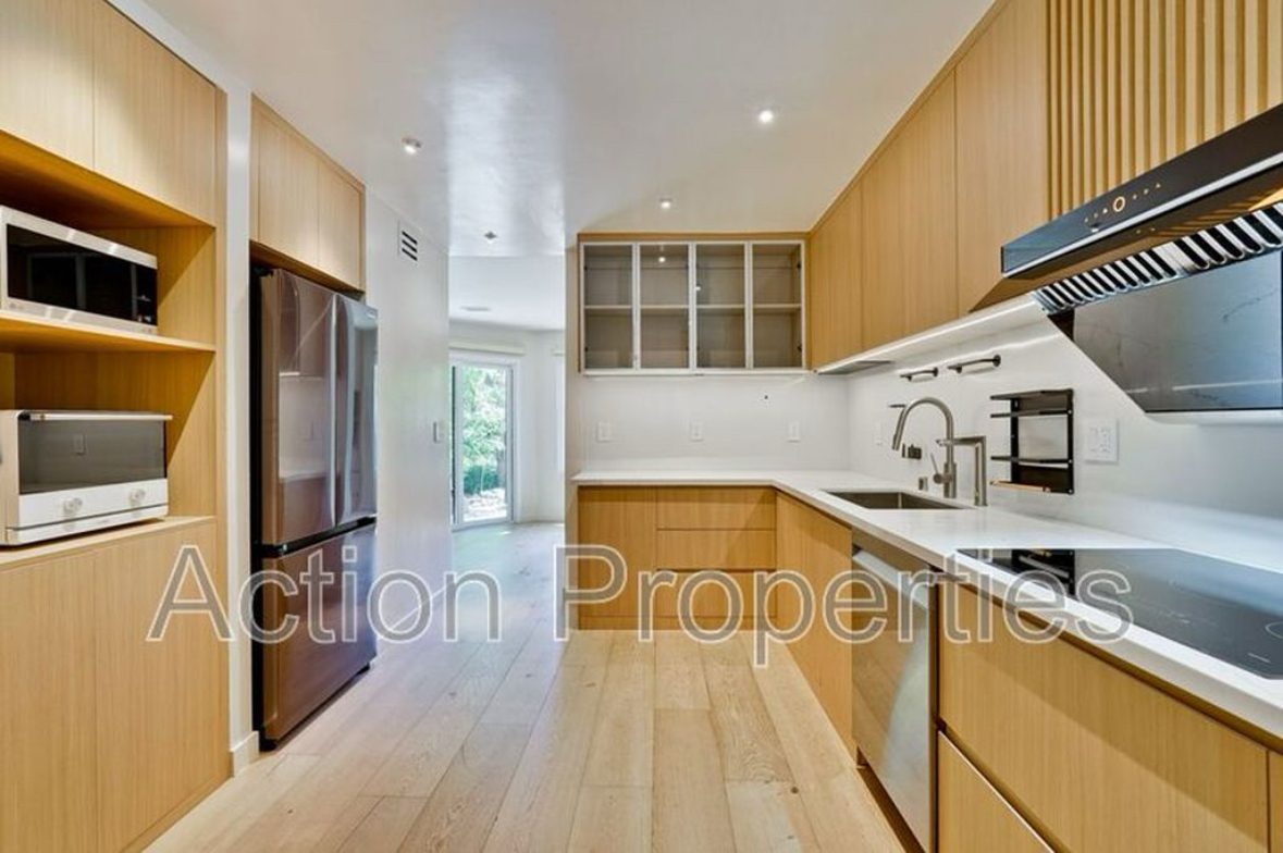 1 Room in a 3BR Townhouse Available Sept 1 1