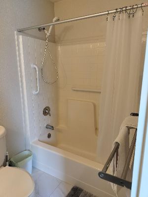 Furnished Master Suite with ensuite bathroom - 9 minutes to campus 3