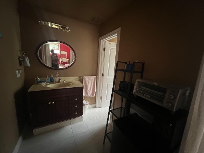 Room Available en suite bath 4