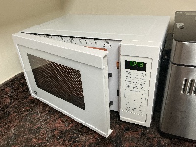 GE 900W Countertop Microwave Oven 3