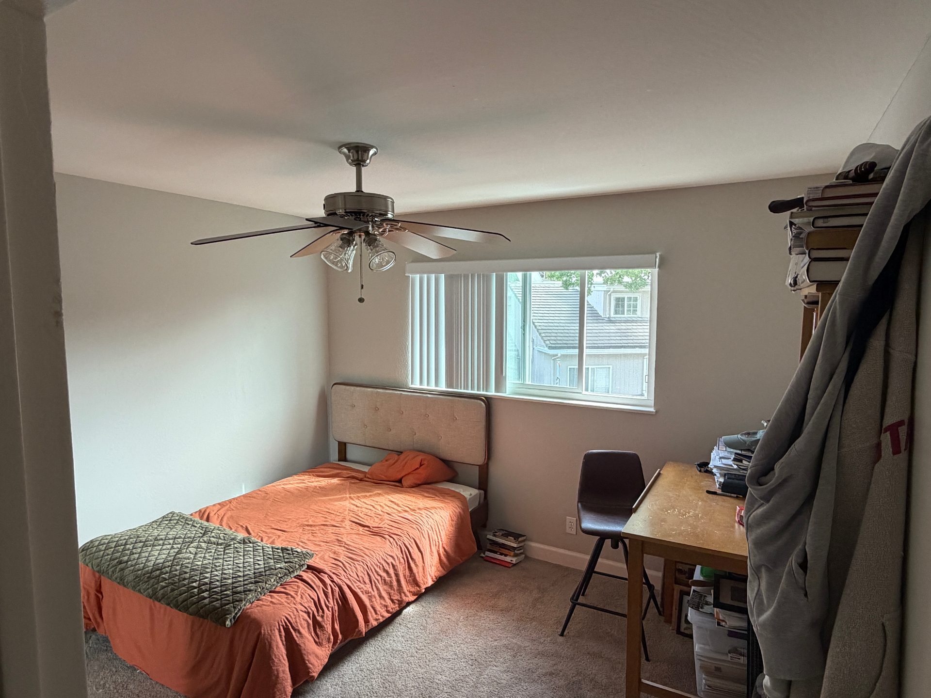 Room available in sunny Menlo Park apartment (Oct. 1) 2
