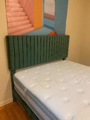 Queen size bed + queen size mattress 4