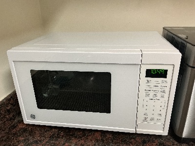 GE 900W Countertop Microwave Oven 1