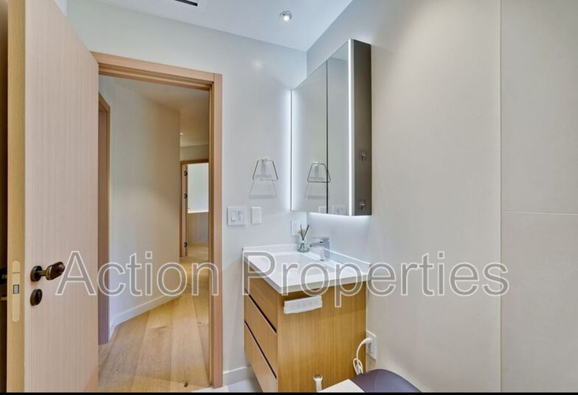 1 Room in a 3BR Townhouse Available Sept 1 4