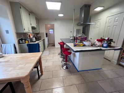 A furnished room is for temporary rental in Palo Alto from 6/19-6/29/2026. 2