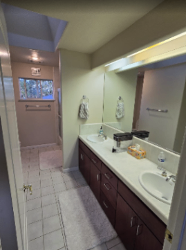 Room for rent with shared bath- Close to Stanford  Research/Industrial Park & Tesla 3