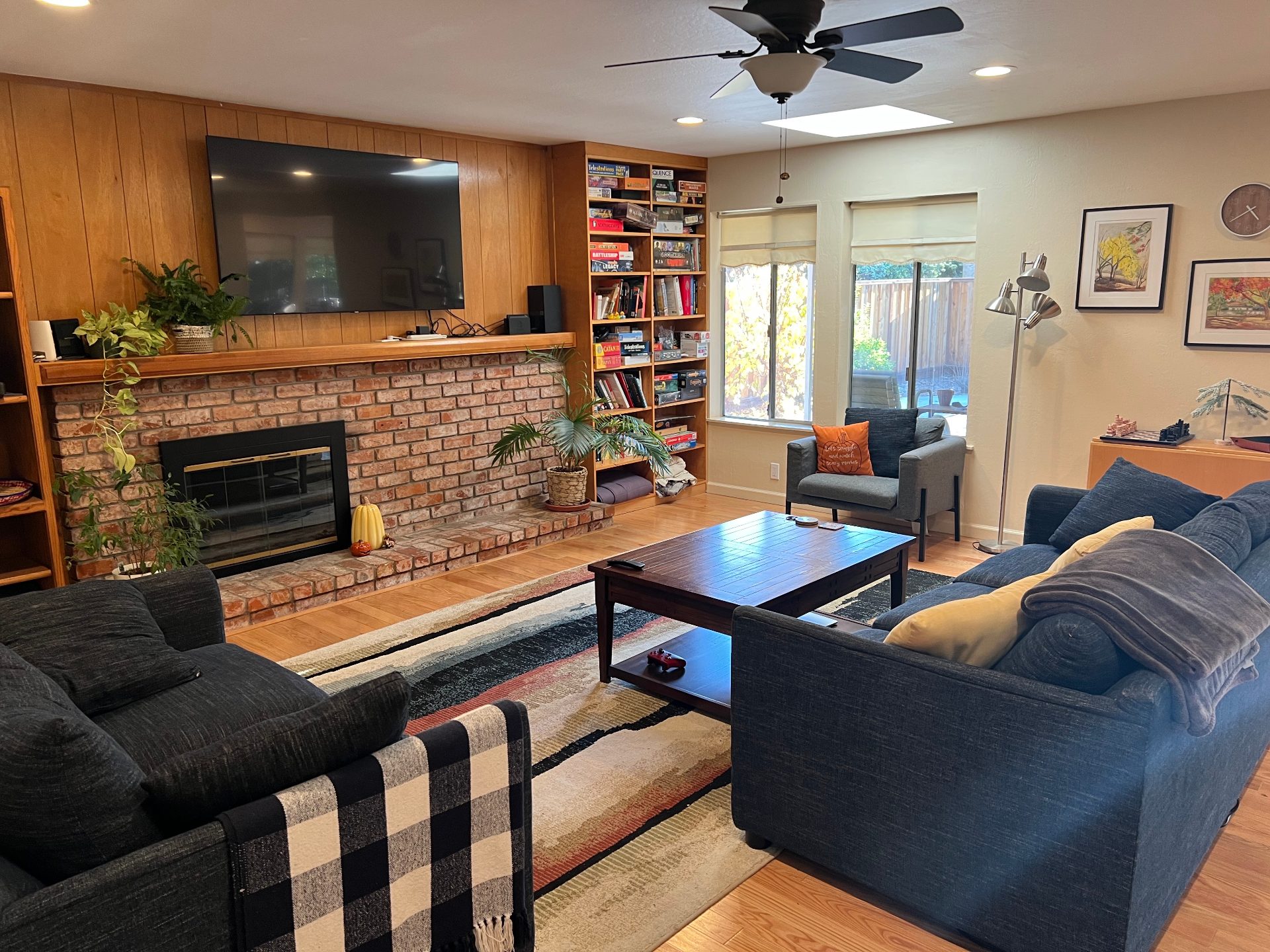 Master bedroom + private bath, 15min bike to campus 2